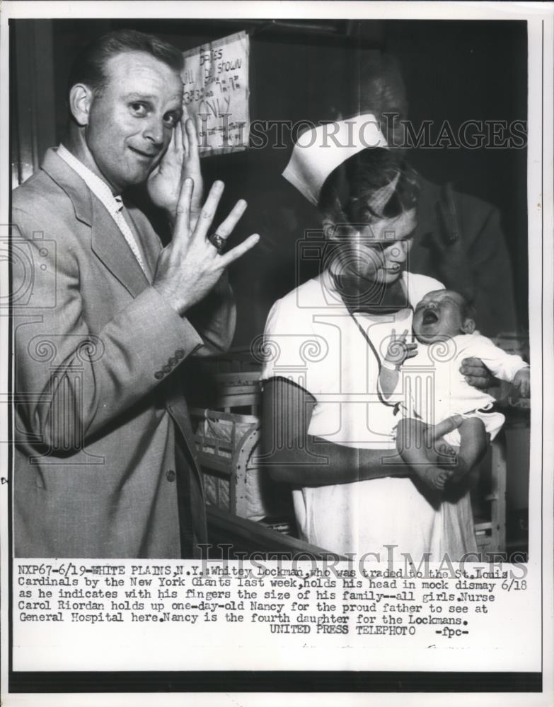 1956 Press Photo White Plains NY Whitey Lockman of Cardinals & baby girl & nurs - Historic Images