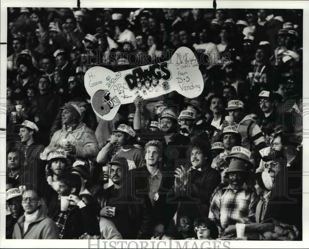 1987 Press Photo Fans - 505 - Historic Images