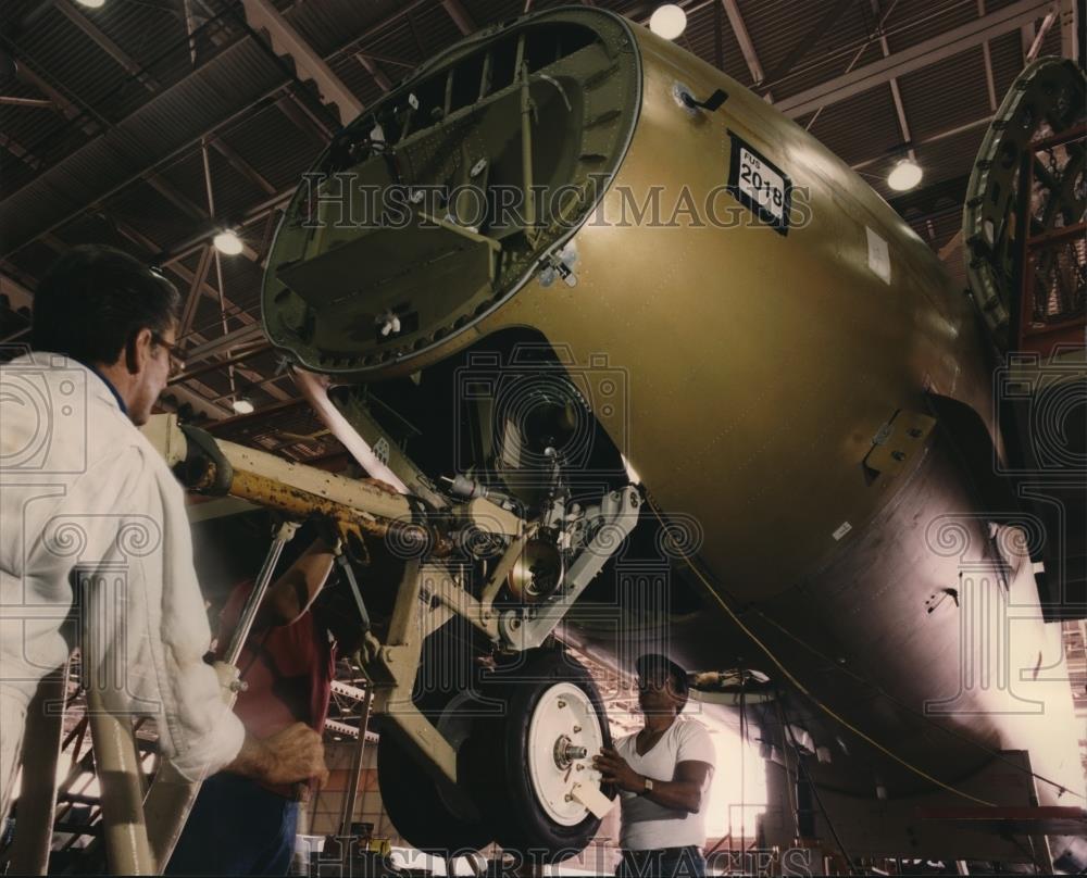 1993 Press Photo Workers on the prototype McDonnell Douglas MD-90 twin jet test - Historic Images