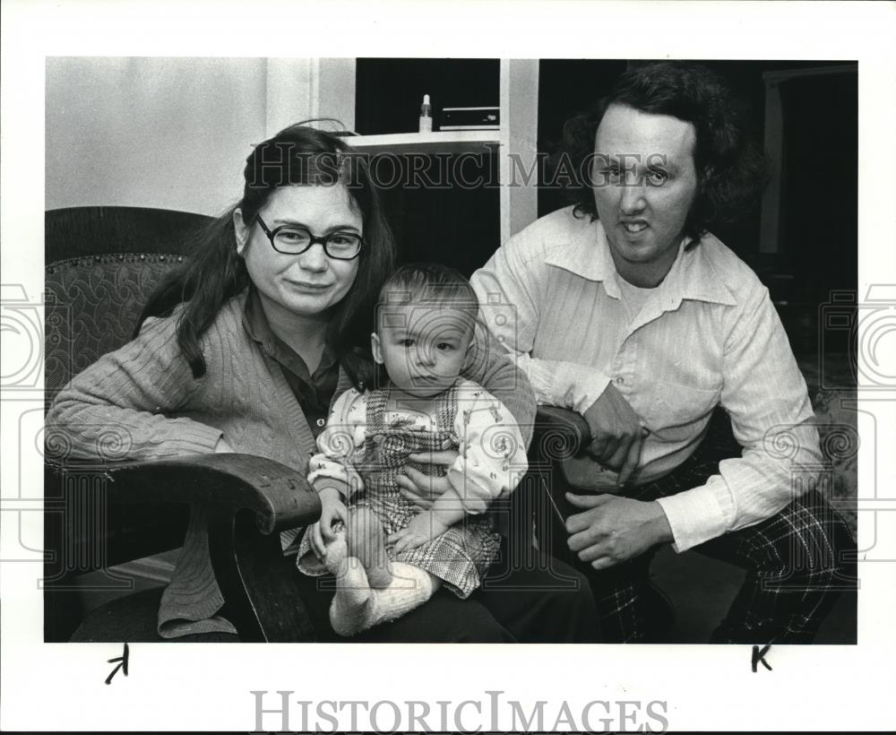 1984 Press Photo Mentally impaired couple with child - Historic Images