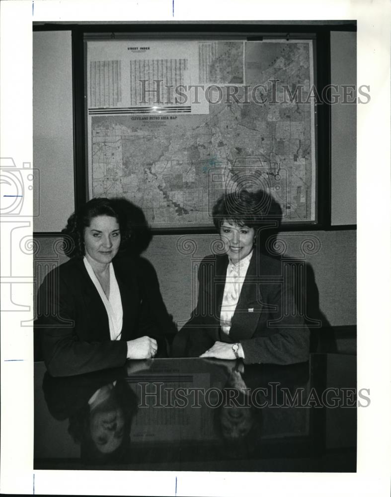 1991 Press Photo Pat Wilson and Karen Kay of Realty One Corp. Rental Office - Historic Images