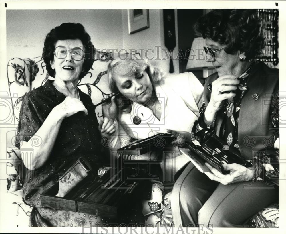1986 Press Photo Betty Swanson, Roberta Stewart and Frances Mook examine - Historic Images