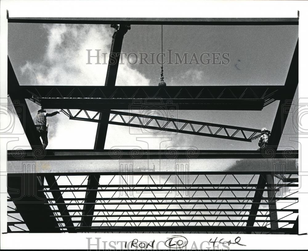 1987 Press Photo Iron workers work on the deck of a construction job - Historic Images