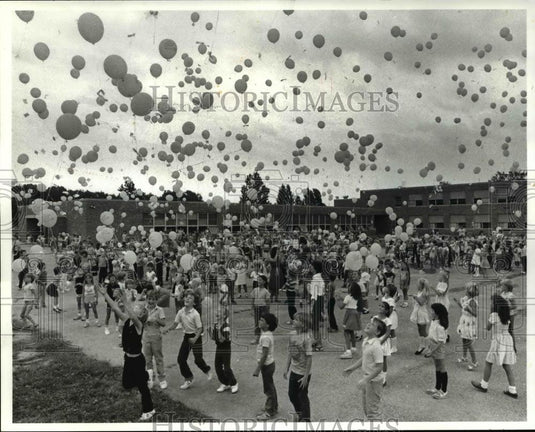 1985 Press Photo Thomas Jefferson School Students launch 700 Pen Pal Balloons - Historic Images