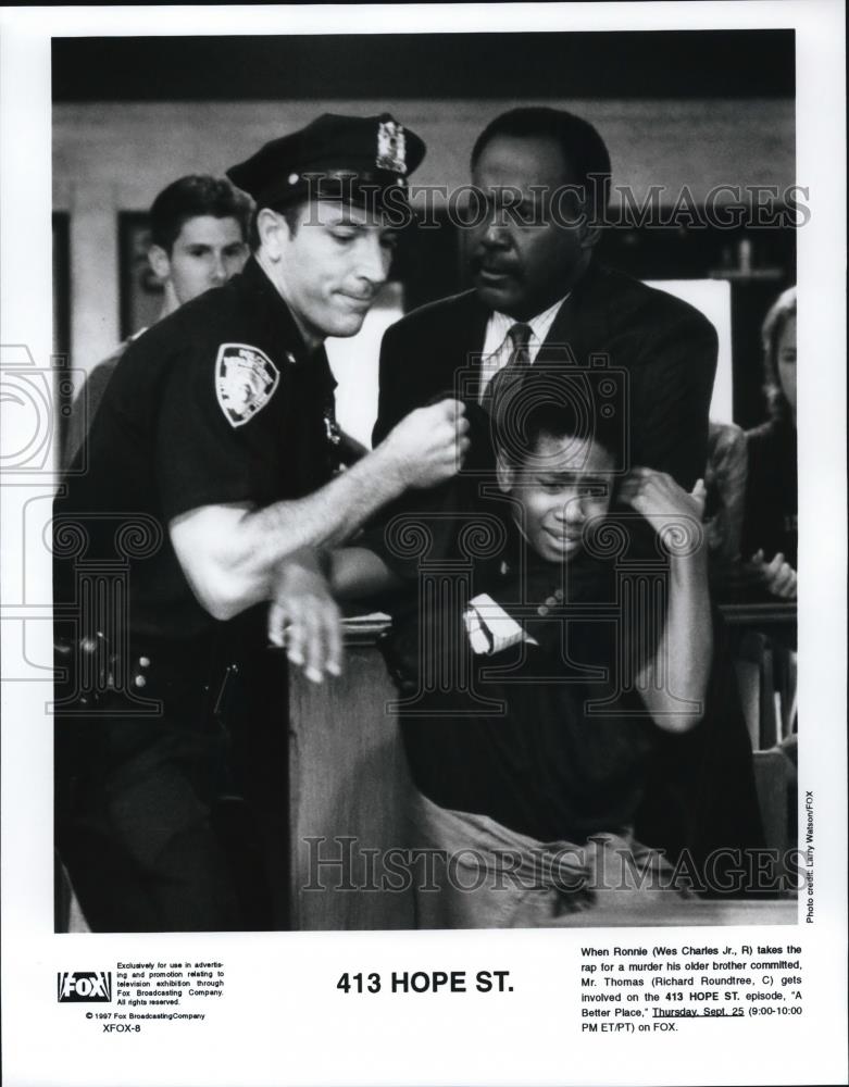 1997 Press Photo Wes Charles Jr &amp; Richard Roundtree in 413 Hope St. - cvp50588 - Historic Images