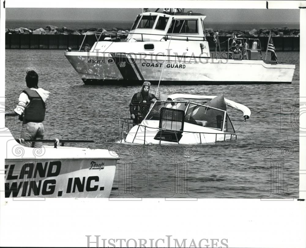 1988 Press Photo Cleveland Marine Towing Inc.tows a boat which hit the breakwall - Historic Images