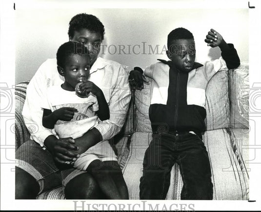 1987 Press Photo Ada Winters with her children, Jessie & Terry - Historic Images