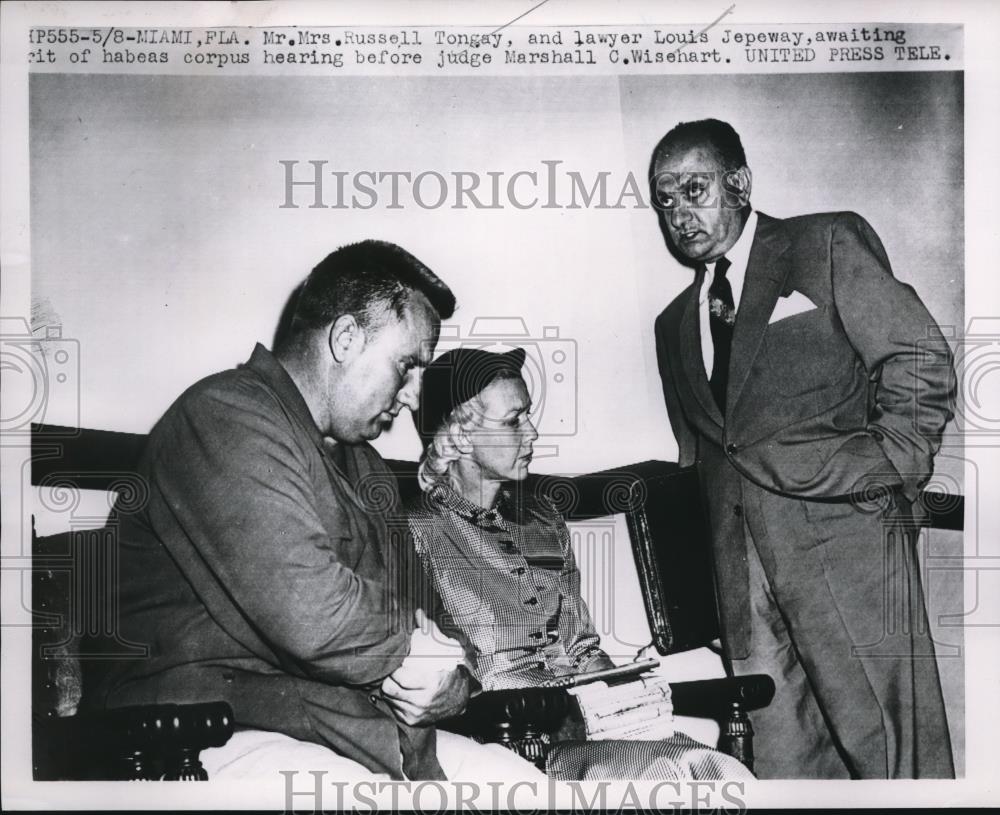 1953 Press Photo Russel Tongay and Louis Jepeway awaiting habeas corpus - Historic Images