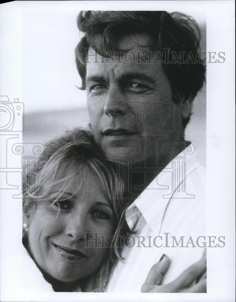 1990 Press Photo Robert Wagner and Terri Garr star in To Catch a King - Historic Images