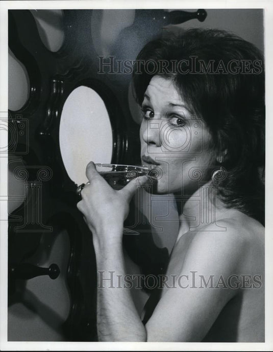 1974 Press Photo Rochelle Richlieu in Fidler on the Wharf at Pickle Bills - Historic Images