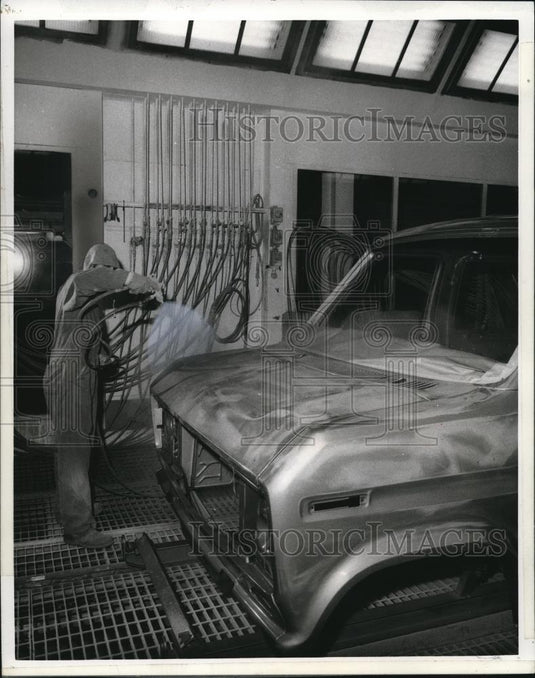 1975 Press Photo The Ohio Truck Plant employee of the Ford Motor Company - Historic Images