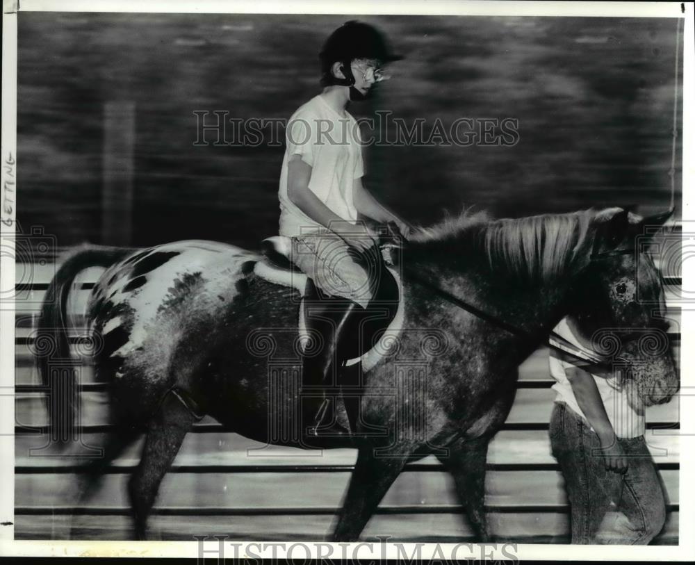 1990 Press Photo The handicapped kid, Kristie Morrison rides a horse - Historic Images
