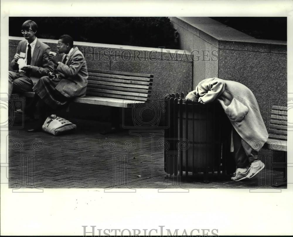 1986 Press Photo A woman eats out at the garbage can on the Public Square - Historic Images