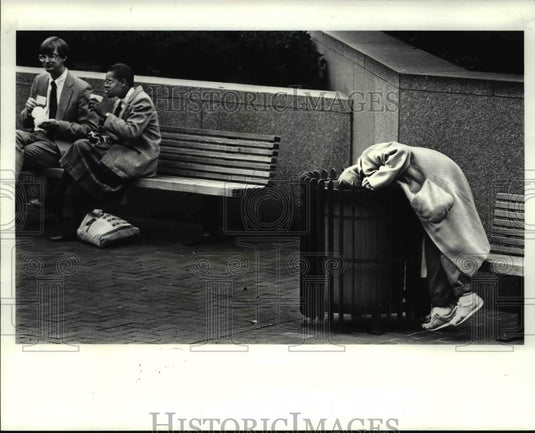 1986 Press Photo A woman eats out at the garbage can on the Public Square - Historic Images