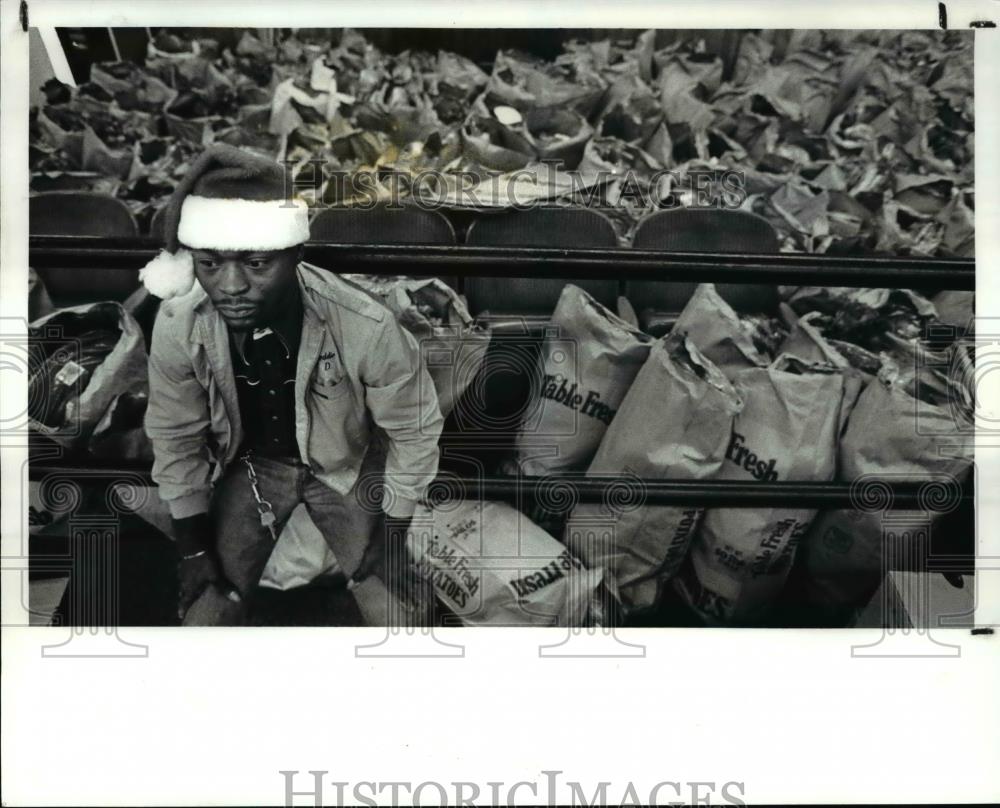 1987 Press Photo Jerome Lankford Takes Break from Filling Food Bags - Historic Images