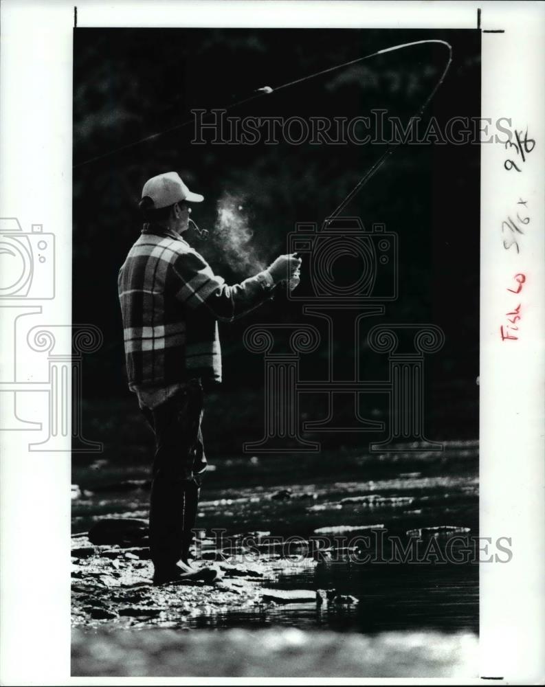 1991 Press Photo Fisherman William Tate at the Rocky River Reservation - Historic Images