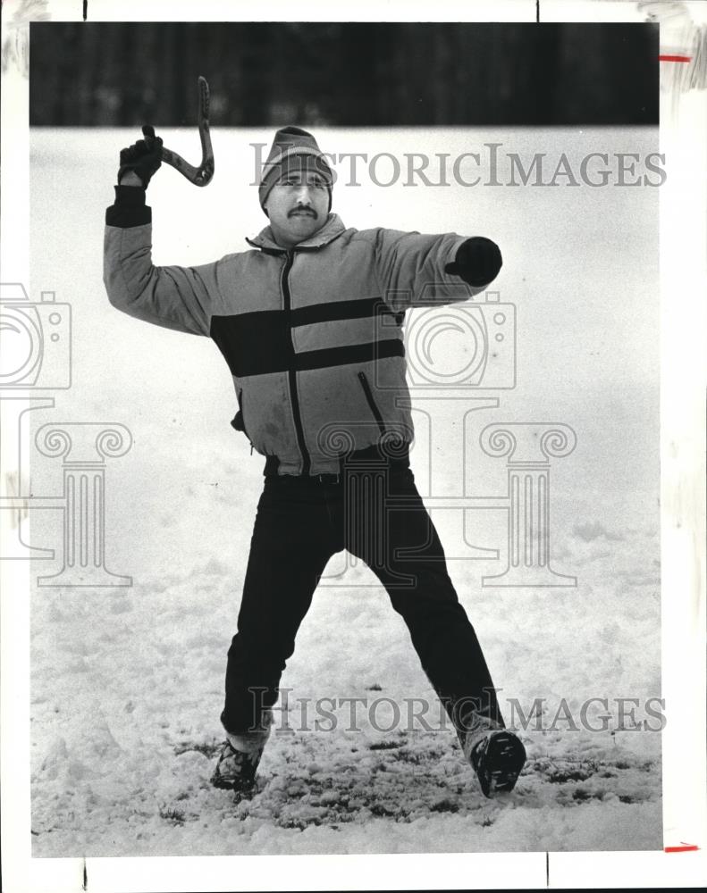 1988 Press Photo Joe Birli throws a boomerang in the snow - Historic Images