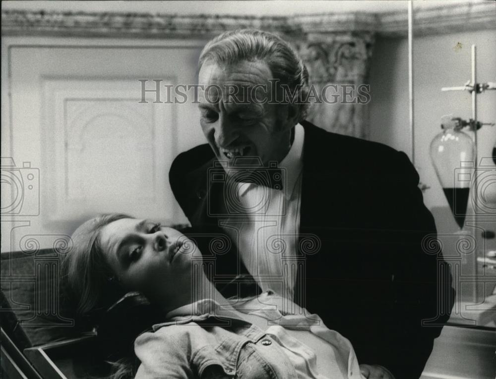 1973 Press Photo David Niven as Count Dracula and Linda Hayden in Old Drac - Historic Images