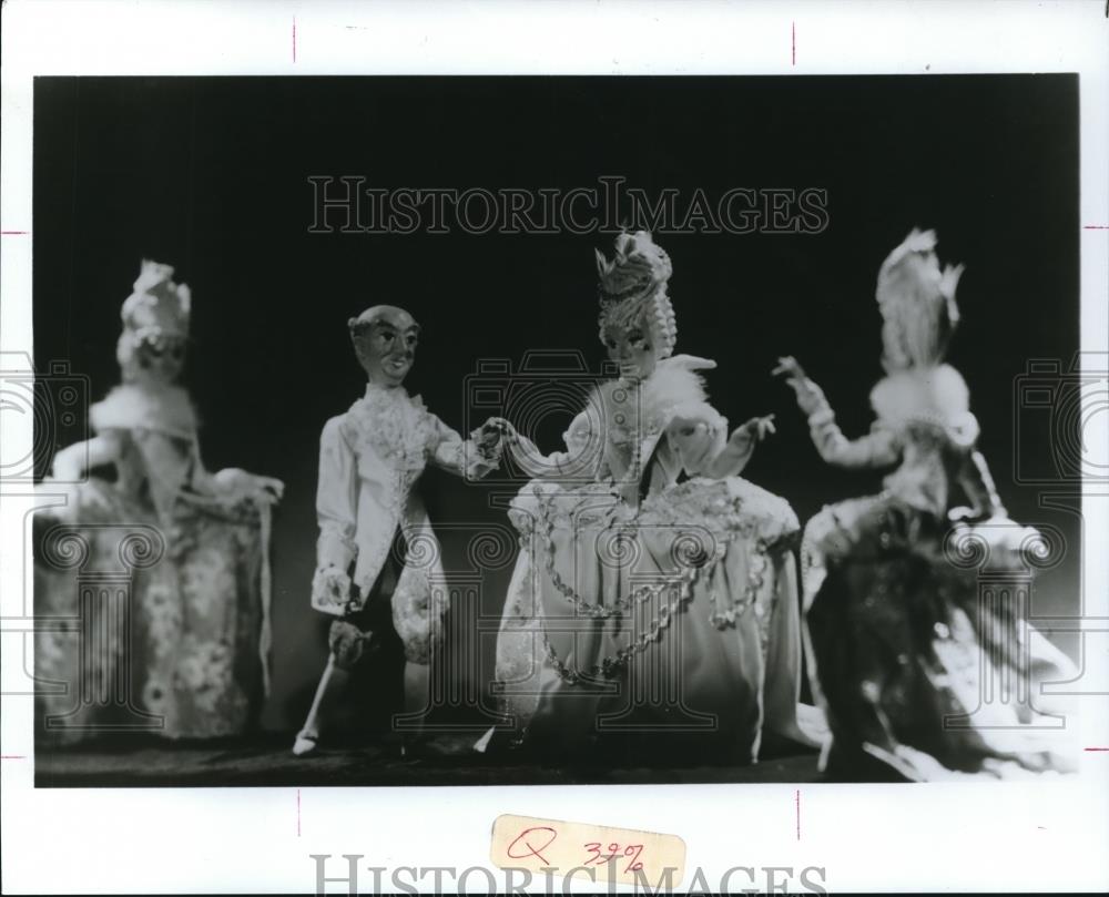 1986 Press Photo Lavish court minuet set to music by Bizet created by Daniel Llo - Historic Images