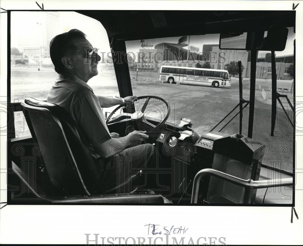 1986 Press Photo Charles Schraibman, a RTA driver for 3 yrs takes a practice - Historic Images