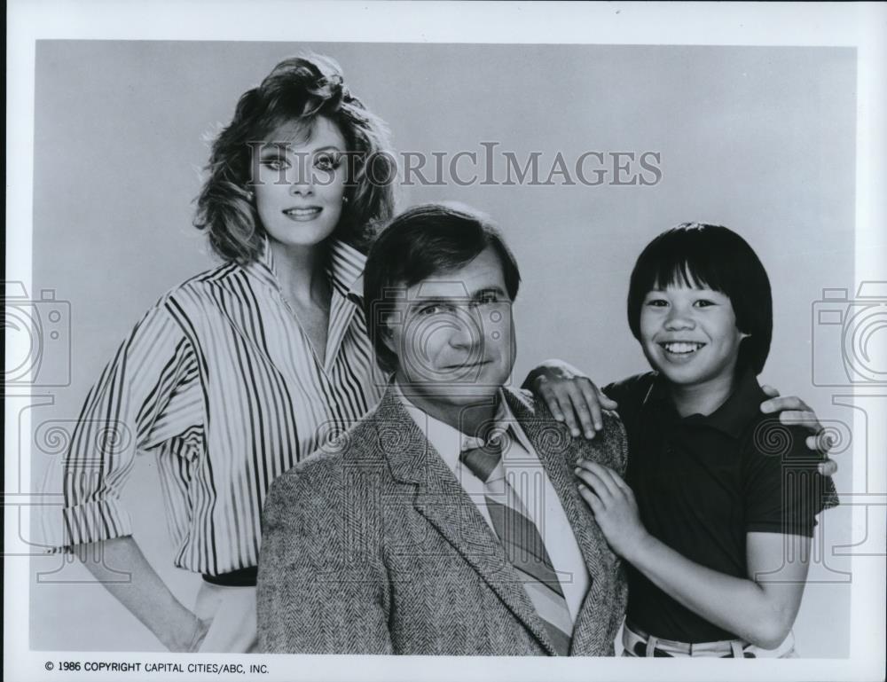 1986 Press Photo Nancy Stafford, Gil Gerard &amp; Ernie eyes Jr in Sidekicks - Historic Images