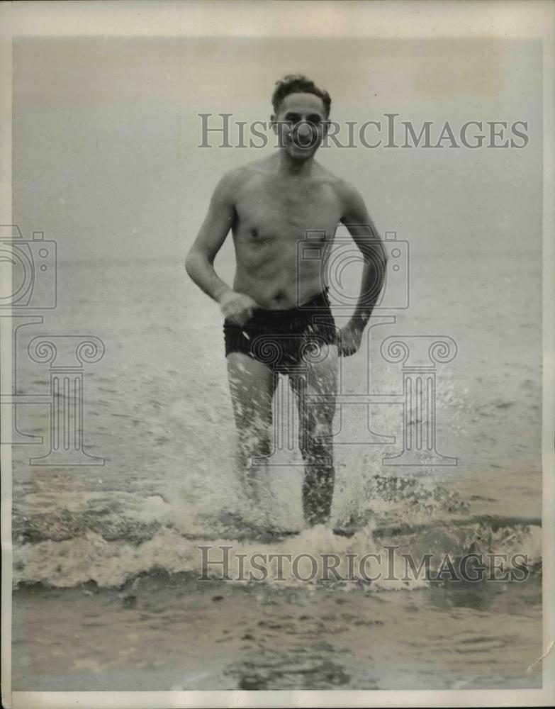 1939 Press Photo Dr Samuel Pearlmuytter Coming Out Of The Ocean - Historic Images