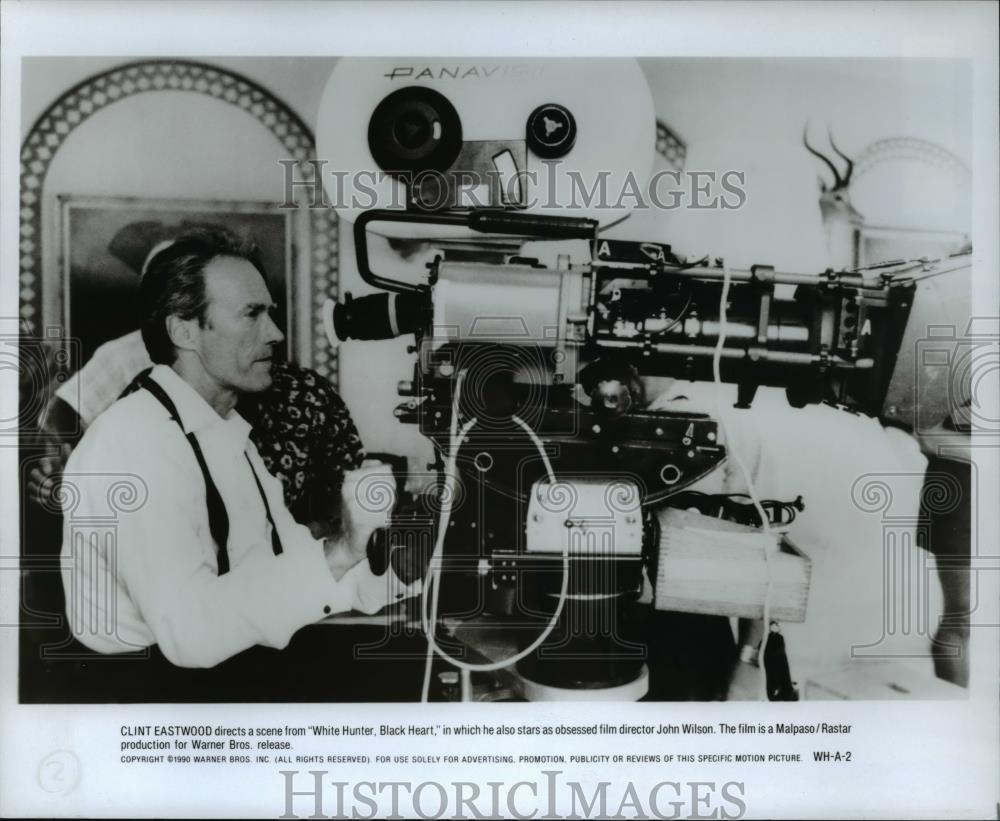 1991 Press Photo Clint Eastwood directs a scene in White Hunter Black Heart - Historic Images