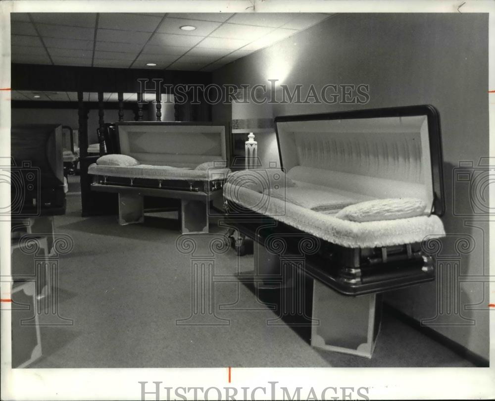 1982 Press Photo Display room Flynn Mylott funeral home - Historic Images