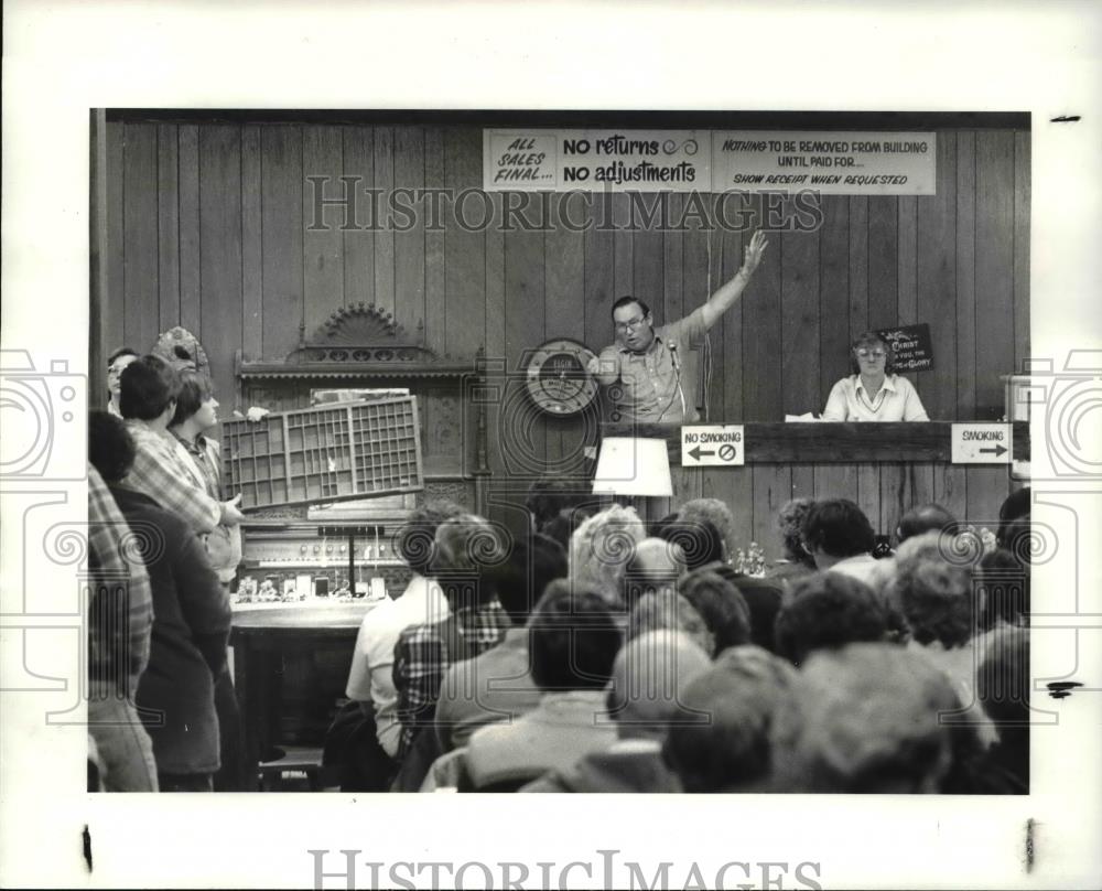 1983 Press Photo Floyd and June Cooper in action during the county auctions - Historic Images