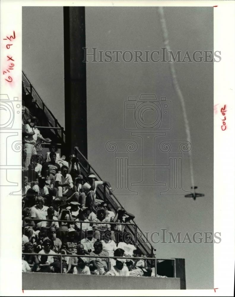 1991 Press Photo Leo Loudenslager and his Laser 200 flies durign Browns Game - Historic Images