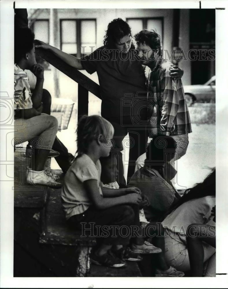 1987 Press Photo Willis Groves Jr. Comforted by Ann Thaxton After 3 Die in Fire - Historic Images