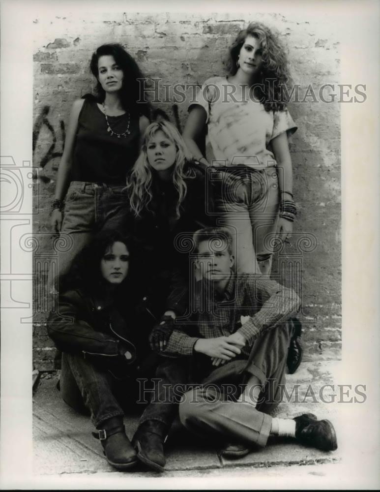 1991 Press Photo Julia Roberts andJustine Roberts in Girls of Summer - cvp55111 - Historic Images