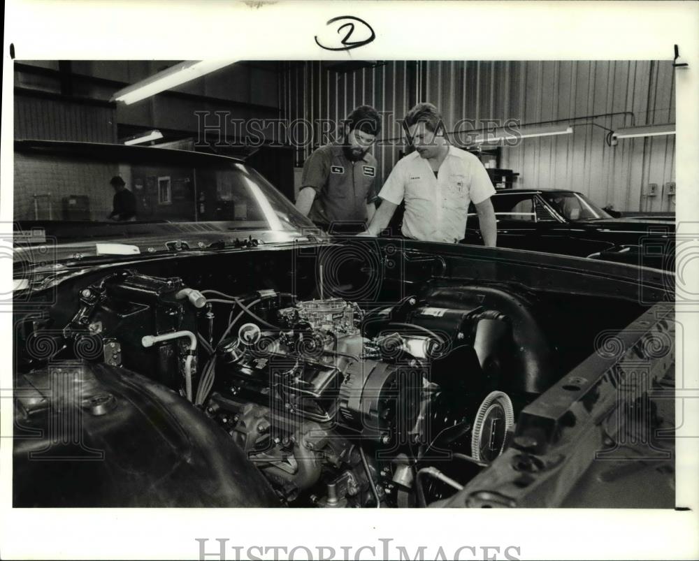 1990 Press Photo Workers check out the fit of a fender on American Dreamcar Co. - Historic Images
