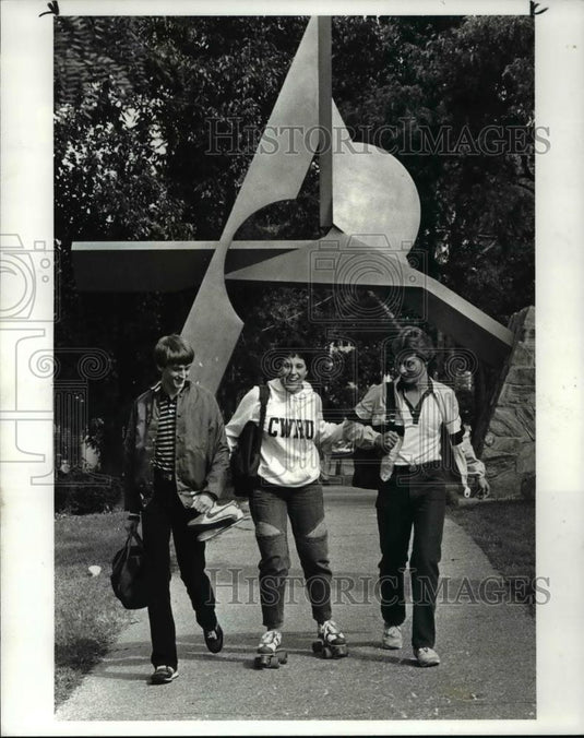 1985 Press Photo Rosalind Mayer of New Jersey is not such a good skate as she - Historic Images
