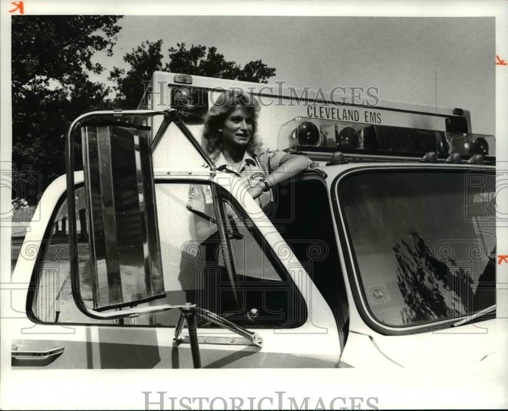 1981 Press Photo Kimberly Lyth Emergency Medical Service Graduate of Cleveland - Historic Images