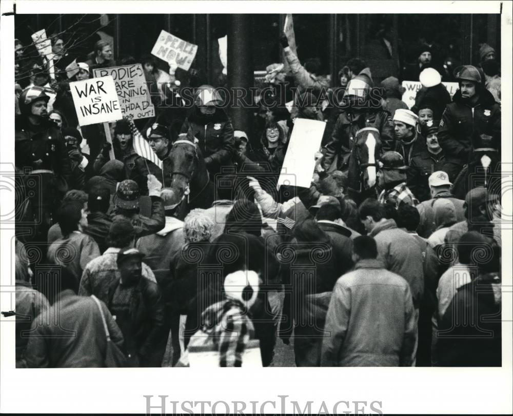 1991 Press Photo Protesters for and against war shout it out at Public Sqaure - Historic Images