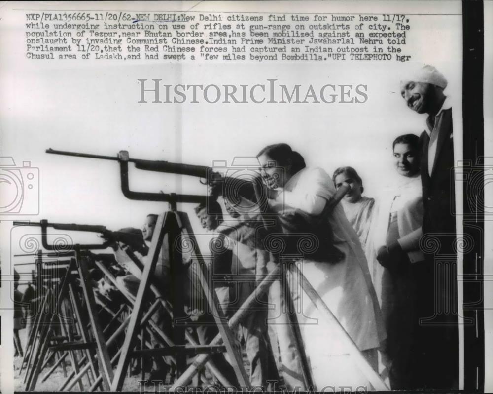 1962 Press Photo New Delhi Citizens Practicing Using Rifles at Gun Range - Historic Images