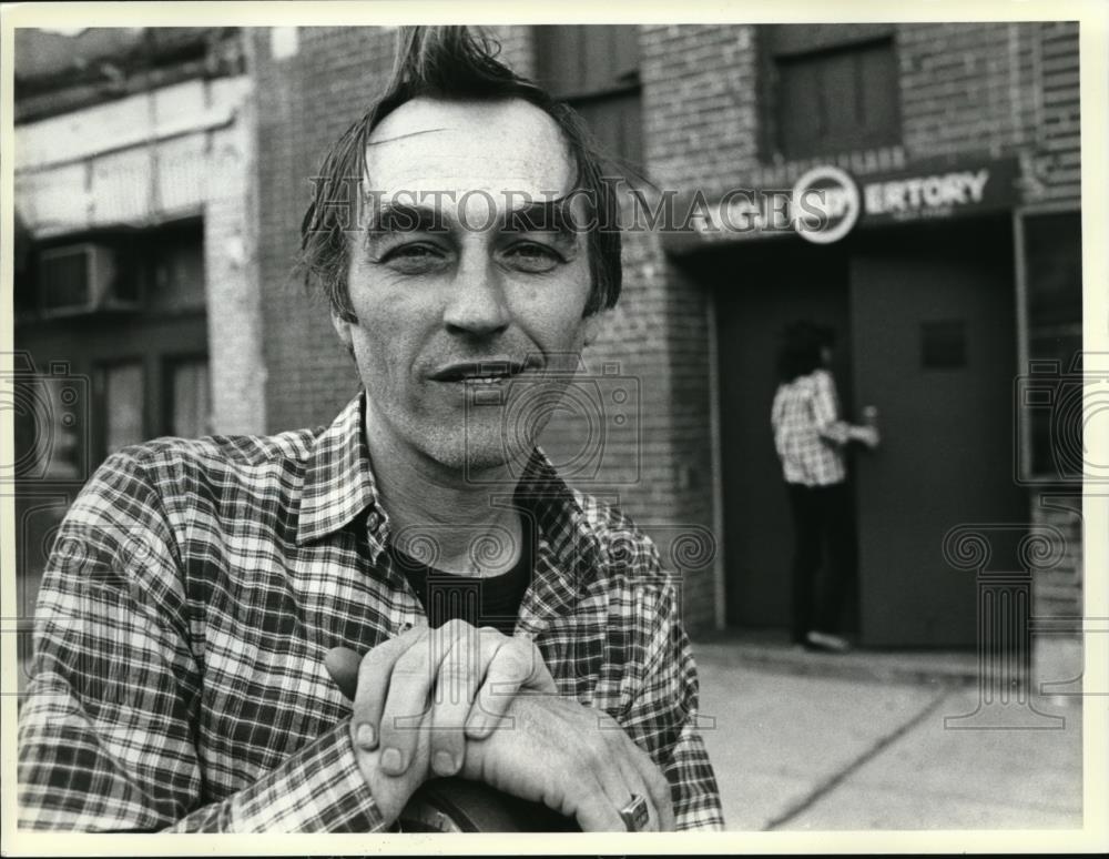 1980 Press Photo Lanford Wilson, playwright outside the Off Broadway theater - Historic Images