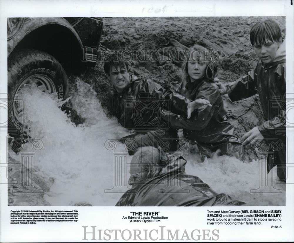 1985 Press Photo Mel Gibson Sissy Spacek and Shane Bailey star in The River - Historic Images
