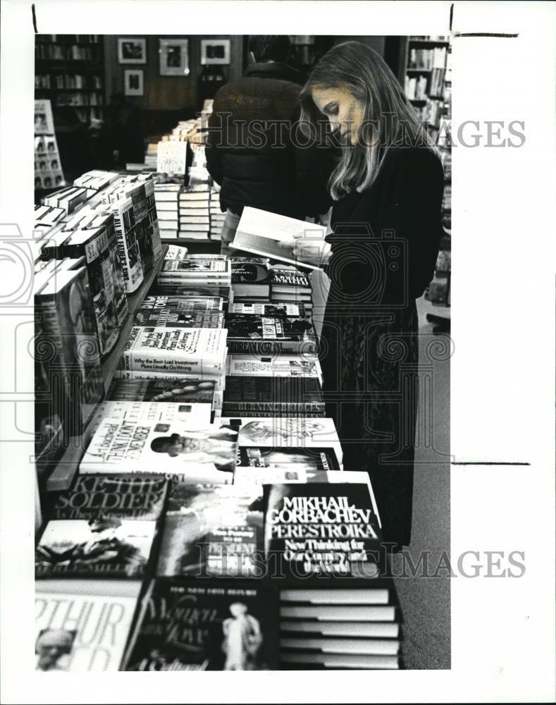 1987 Press Photo Cindy Bekwith picks a book - cva53477 - Historic Images