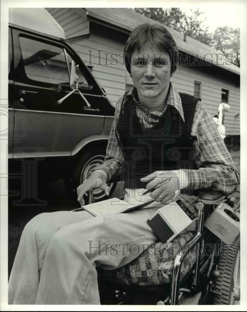 1980 Press Photo Jim Lally Handicapped writing on his chair - Historic Images