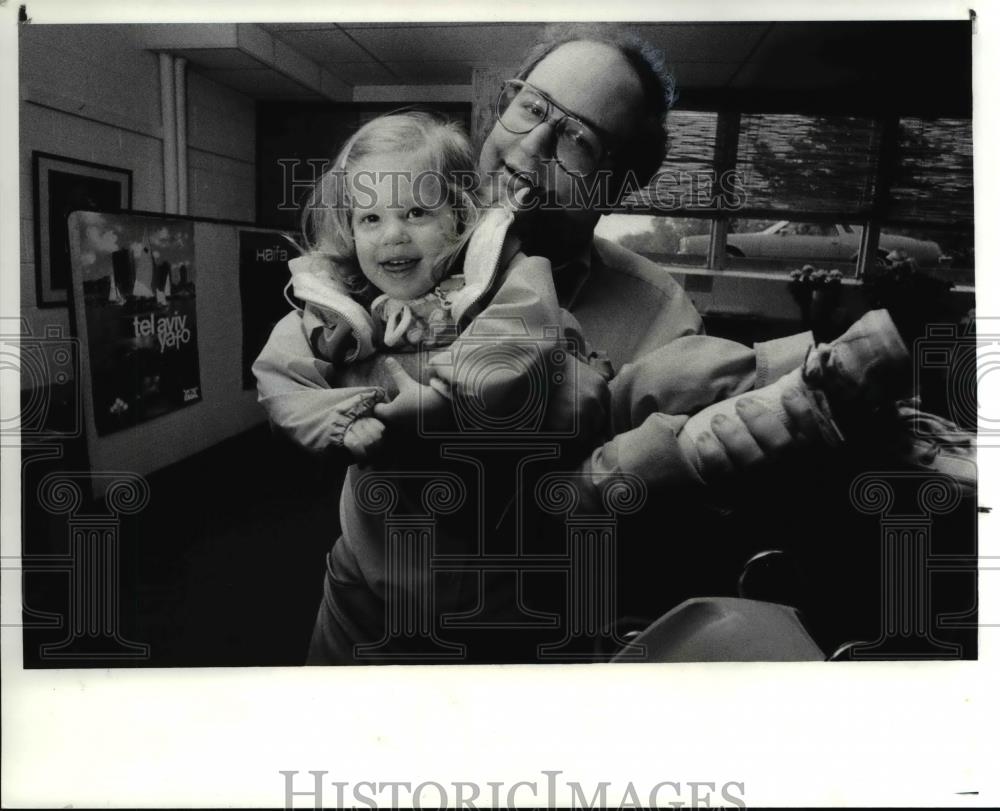 1982 Press Photo Martin S. Horwitz with daughter, Gayle - Historic Images