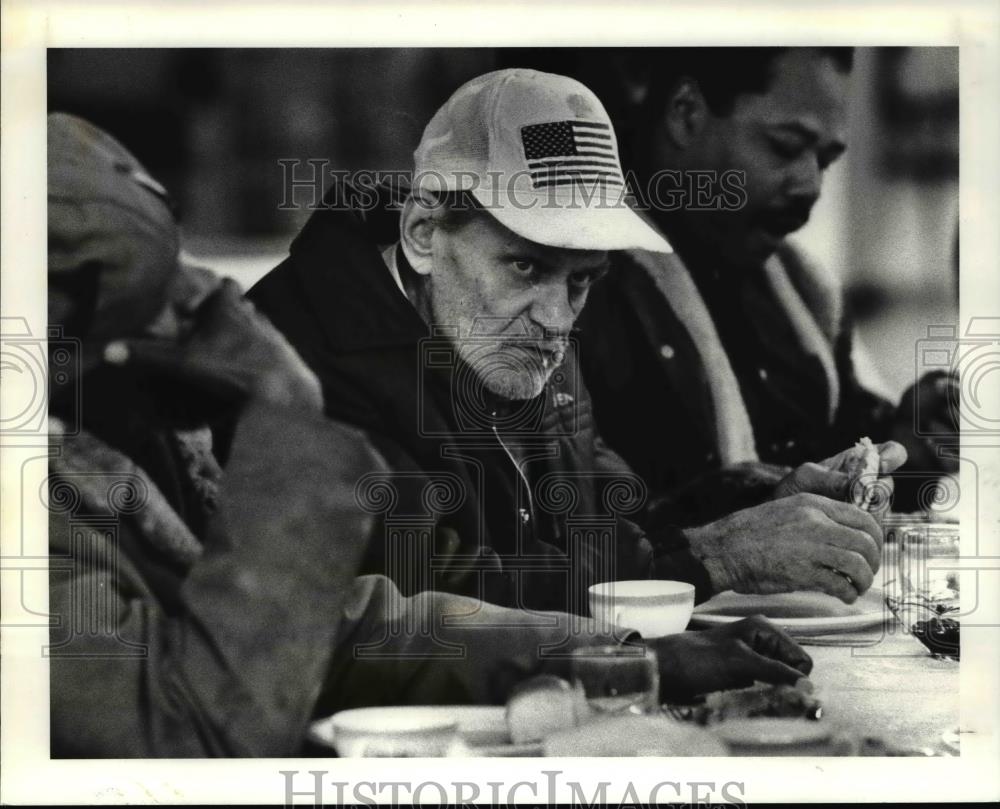 1988 Press Photo Dejected man sits at Christmas dinner being served to homeless - Historic Images