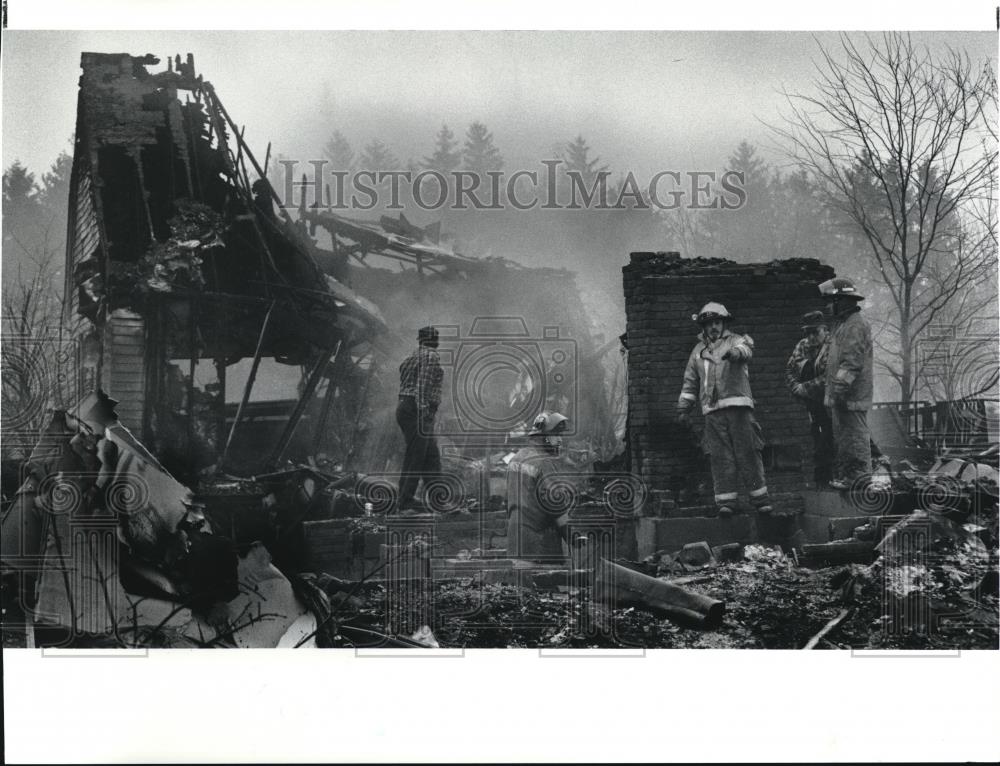 1991 Press Photo The Newbury firemen sift through the wreckage of the Weiss home - Historic Images