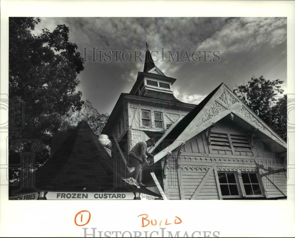 1990 Press Photo Walter Robb works on historical building in the Metro Parks Zoo - Historic Images