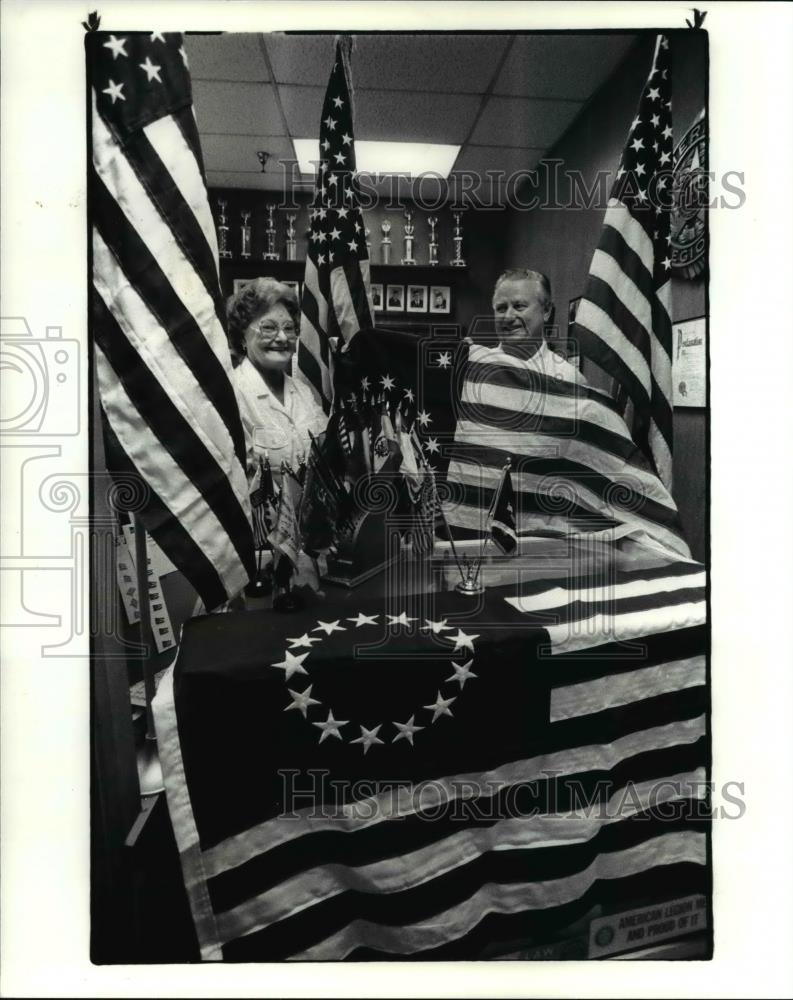 1985 Press Photo Chuck and Vicky Benzon run a flag store - Historic Images