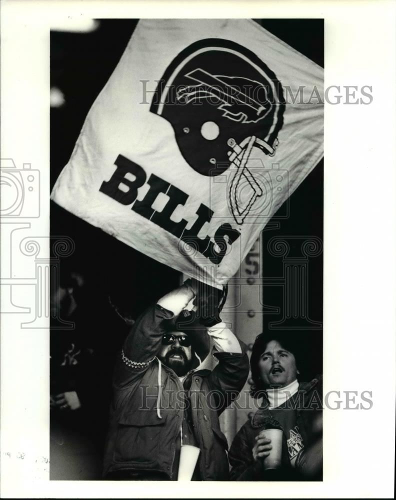 1990 Press Photo Buffalo fans had their minutes of glory from the end zone seats - Historic Images