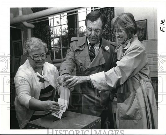 1988 Press Photo Mayor George Voinovich and his wife Janet cast ballots - Historic Images