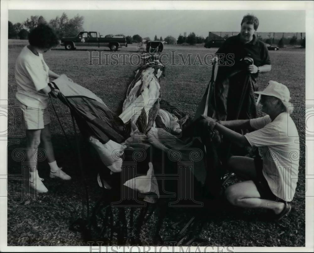 1991 Press Photo Sullivans with chief crewman Bob Ackerman on hot air balloon - Historic Images