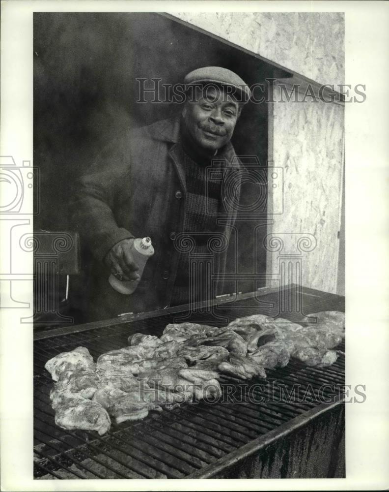 1986 Press Photo Johnnie farmer cooks chicken in front of Freddy&#39;s Rib House - Historic Images